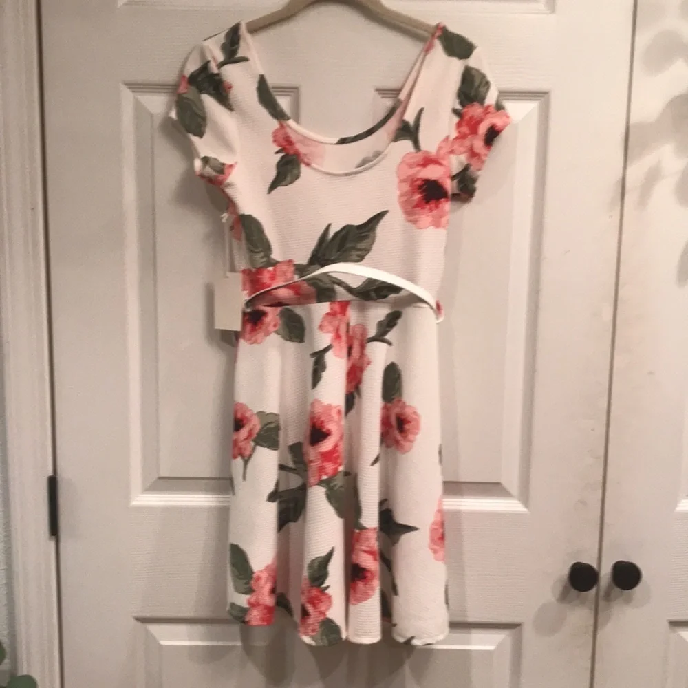 Iris brand size S cap sleeve dress with belt- NWT - Picture 4 of 6